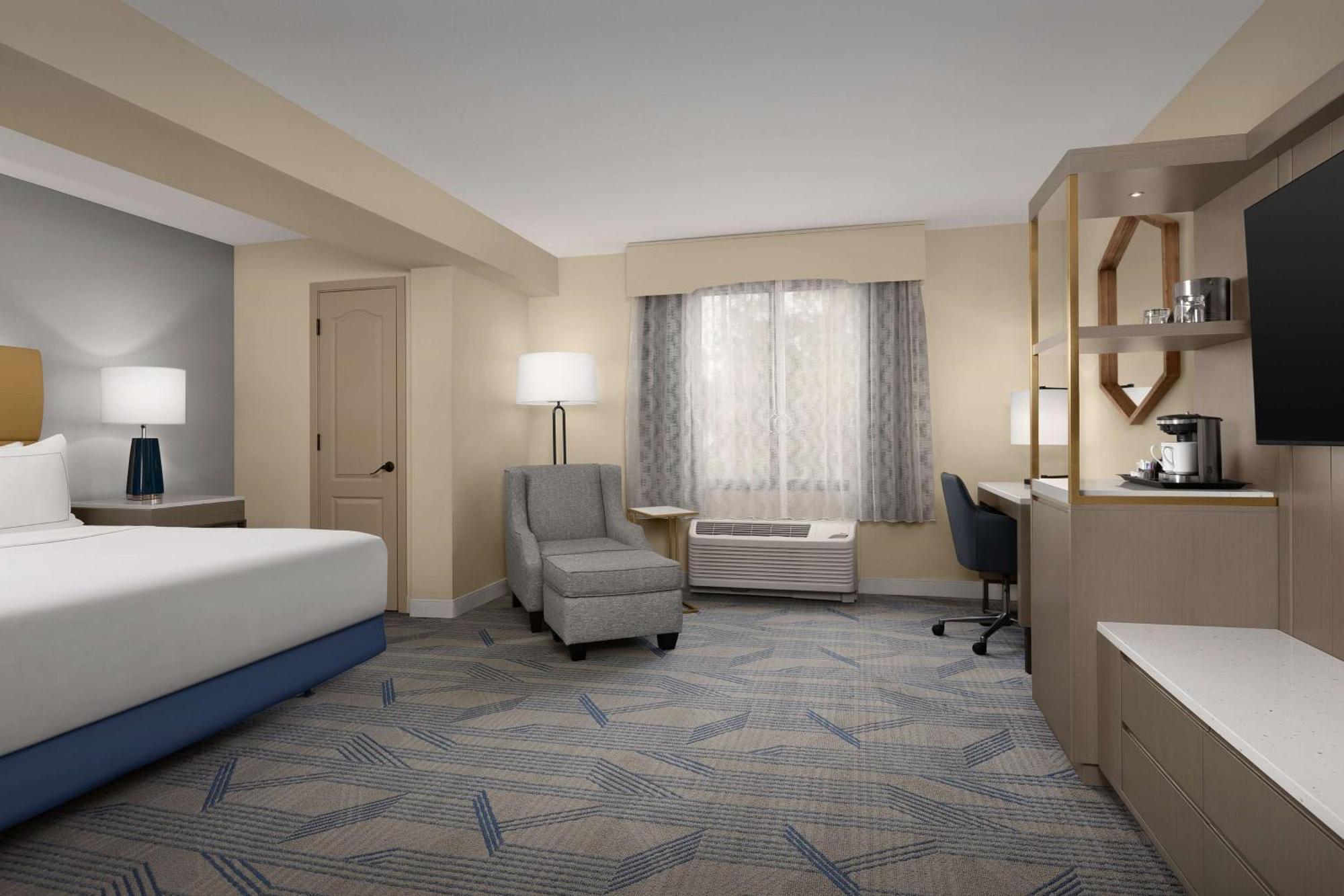 King Room with Accessible Tub - Mobility and Hearing Access,1611080305:JPEG