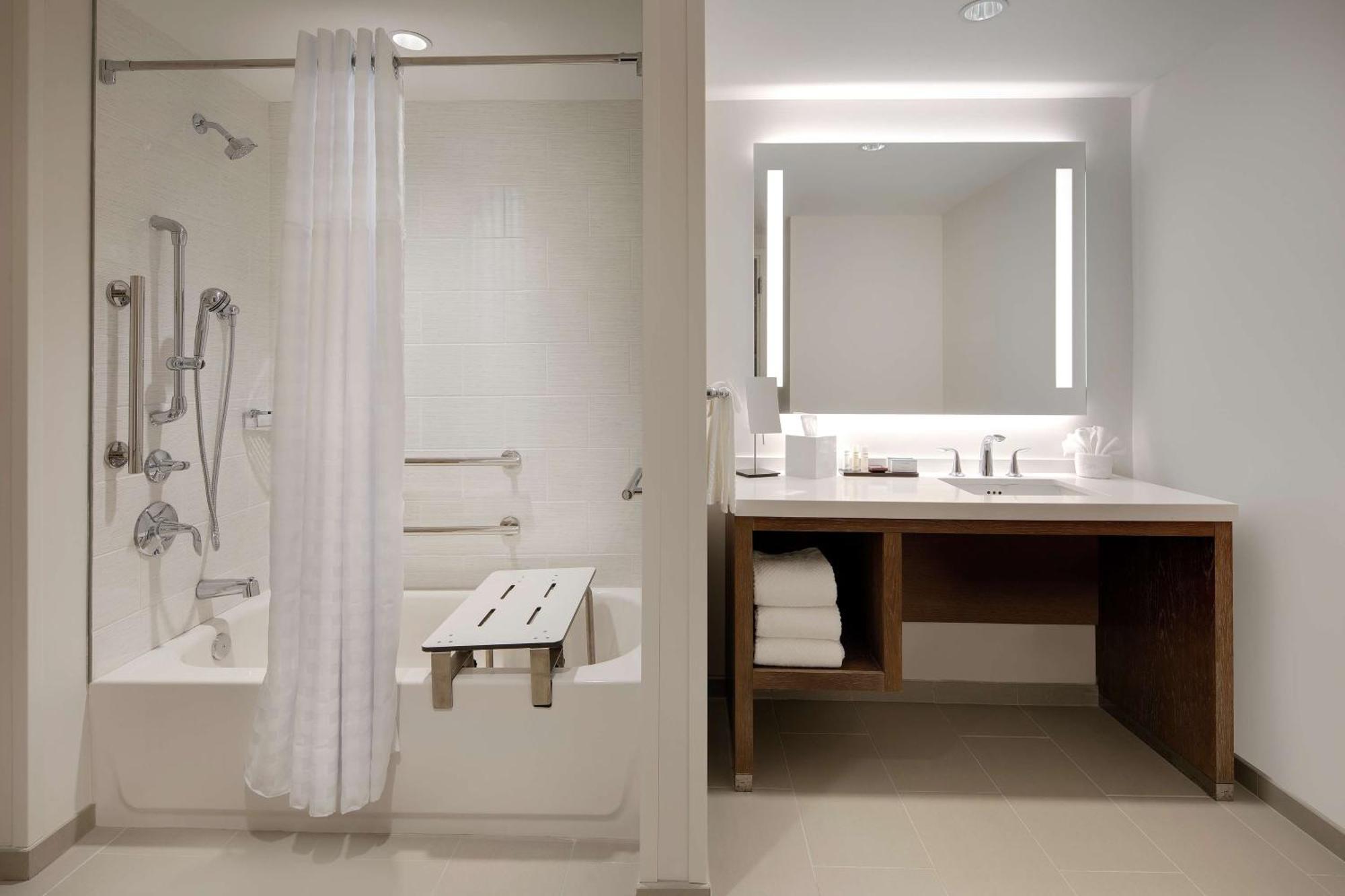 King Suite with Accessible Tub - Mobility Access,1657144809:JPEG