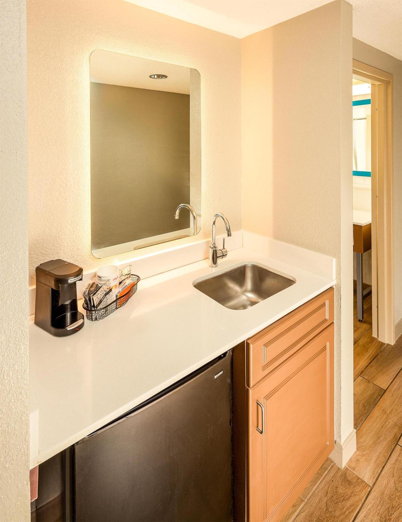 King Room Hearing Access or Non-Smoking